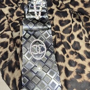 Women's Chic Silver and Black Geometric Necklace Tie